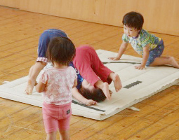 運動する園児たち